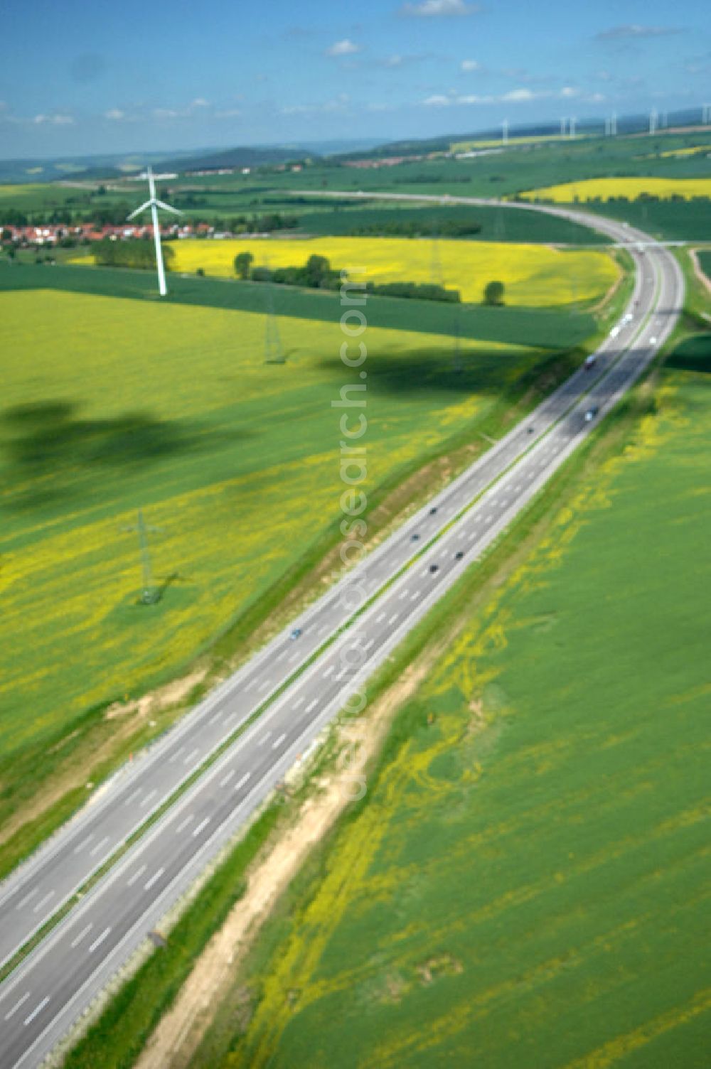 Hötzelsroda from the bird's eye view: Blick auf den neuen E40 / A4 - Autobahnverlauf in Thüringen nach der Verkehrsfreigabe. Durchgeführt werden die im Zuge dieses Projektes notwendigen Arbeiten unter an derem von EUROVIA Verkehrsbau Union sowie der Niederlassungen Abbruch und Erdbau, Betonstraßenbau, Ingenieurbau und TECO Schallschutz der EUROVIA Beton sowie der DEGES. View of the new A4 motorway course E40 / A4 near Hötzelsroda in thuringia