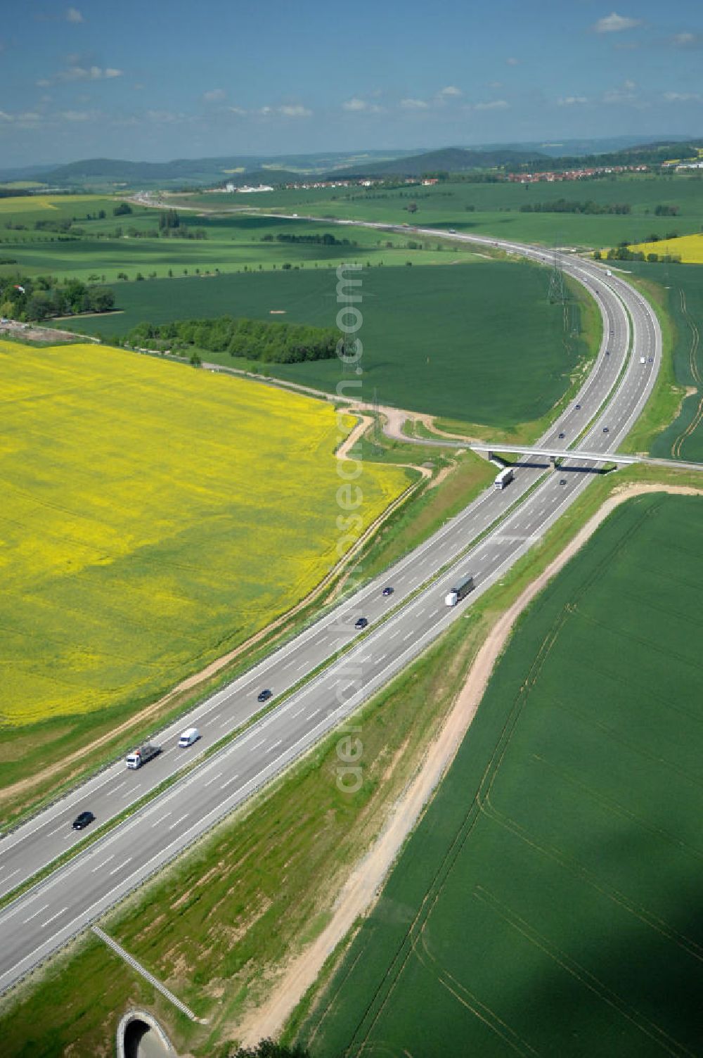 Aerial photograph Hötzelsroda - Blick auf den neuen E40 / A4 - Autobahnverlauf in Thüringen nach der Verkehrsfreigabe. Durchgeführt werden die im Zuge dieses Projektes notwendigen Arbeiten unter an derem von EUROVIA Verkehrsbau Union sowie der Niederlassungen Abbruch und Erdbau, Betonstraßenbau, Ingenieurbau und TECO Schallschutz der EUROVIA Beton sowie der DEGES. View of the new A4 motorway course E40 / A4 near Hötzelsroda in thuringia