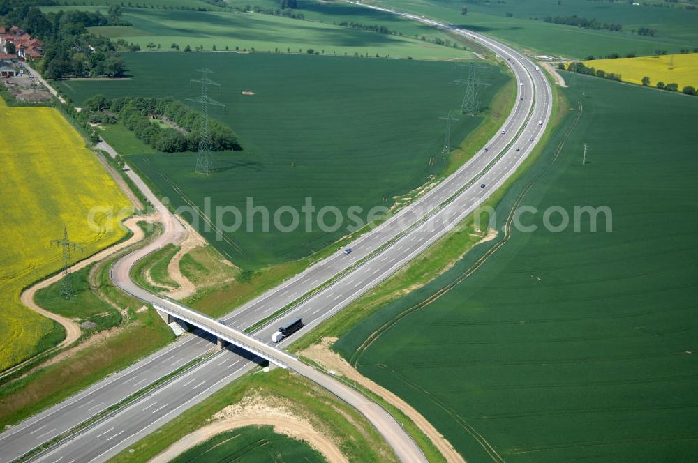 Hötzelsroda from the bird's eye view: Blick auf den neuen E40 / A4 - Autobahnverlauf in Thüringen nach der Verkehrsfreigabe. Durchgeführt werden die im Zuge dieses Projektes notwendigen Arbeiten unter an derem von EUROVIA Verkehrsbau Union sowie der Niederlassungen Abbruch und Erdbau, Betonstraßenbau, Ingenieurbau und TECO Schallschutz der EUROVIA Beton sowie der DEGES. View of the new A4 motorway course E40 / A4 near Hötzelsroda in thuringia