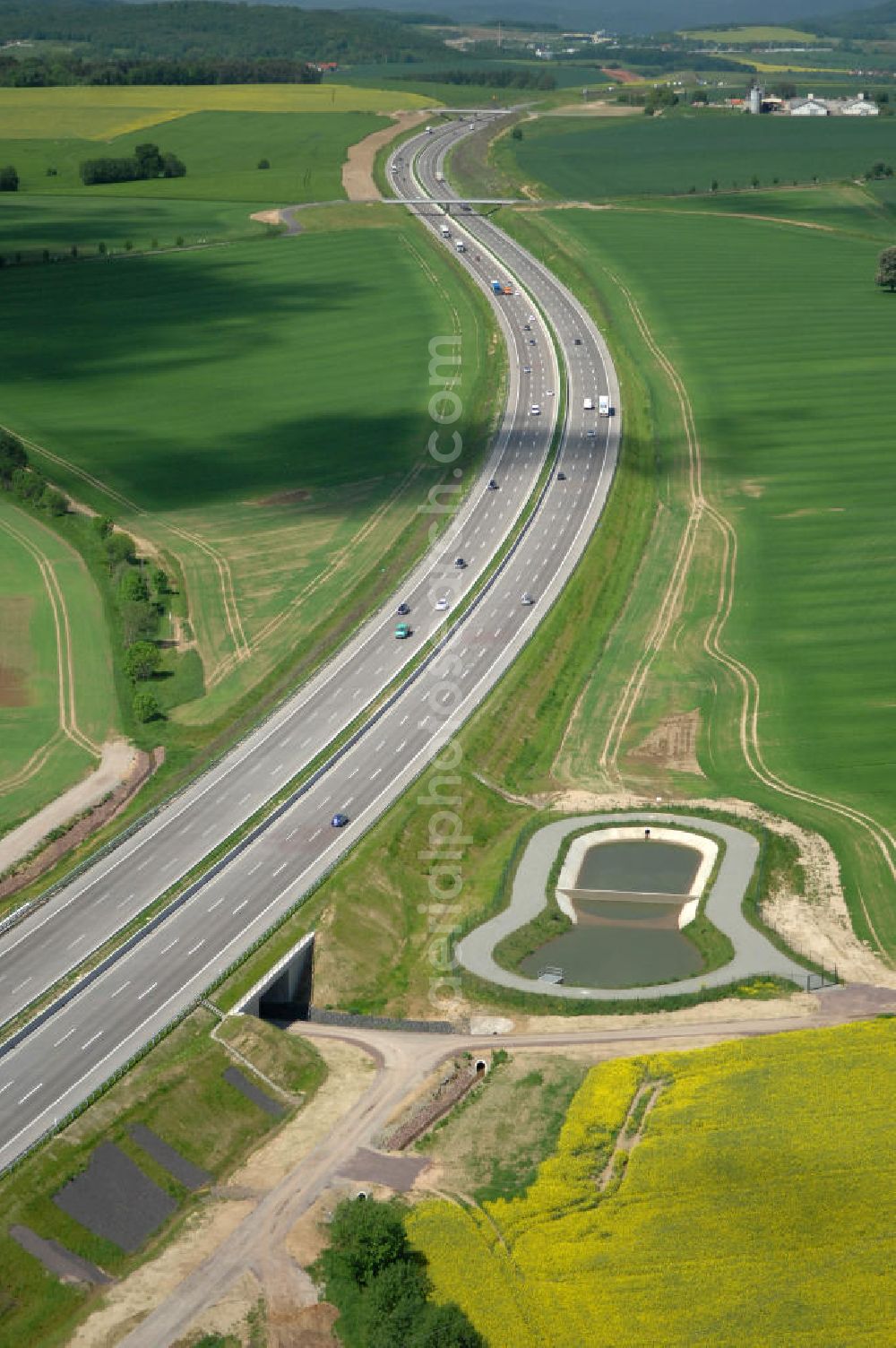 Aerial image Hötzelsroda - Blick auf den neuen E40 / A4 - Autobahnverlauf in Thüringen nach der Verkehrsfreigabe. Durchgeführt werden die im Zuge dieses Projektes notwendigen Arbeiten unter an derem von EUROVIA Verkehrsbau Union sowie der Niederlassungen Abbruch und Erdbau, Betonstraßenbau, Ingenieurbau und TECO Schallschutz der EUROVIA Beton sowie der DEGES. View of the new A4 motorway course E40 / A4 near Hötzelsroda in thuringia