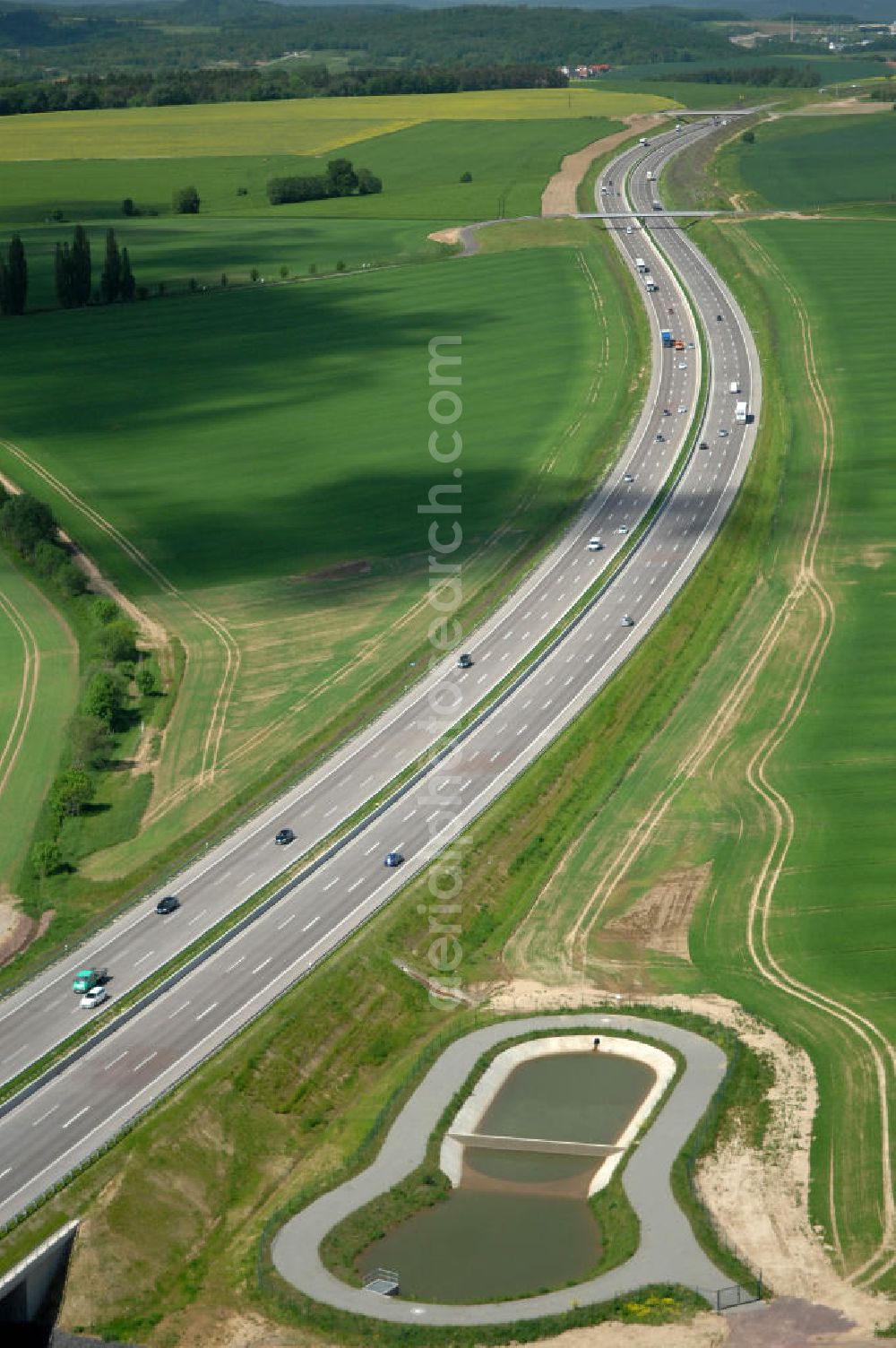 Aerial photograph Hötzelsroda - Blick auf den neuen E40 / A4 - Autobahnverlauf in Thüringen nach der Verkehrsfreigabe. Durchgeführt werden die im Zuge dieses Projektes notwendigen Arbeiten unter an derem von EUROVIA Verkehrsbau Union sowie der Niederlassungen Abbruch und Erdbau, Betonstraßenbau, Ingenieurbau und TECO Schallschutz der EUROVIA Beton sowie der DEGES. View of the new A4 motorway course E40 / A4 near Hötzelsroda in thuringia