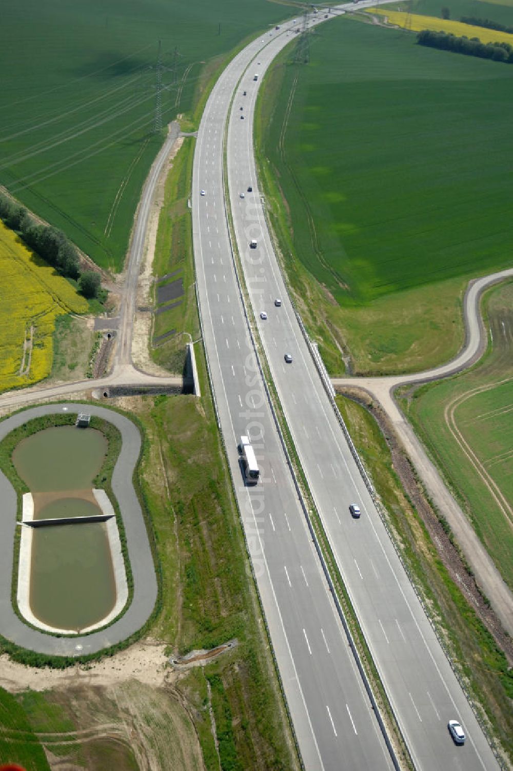 Hötzelsroda from above - Blick auf den neuen E40 / A4 - Autobahnverlauf in Thüringen nach der Verkehrsfreigabe. Durchgeführt werden die im Zuge dieses Projektes notwendigen Arbeiten unter an derem von EUROVIA Verkehrsbau Union sowie der Niederlassungen Abbruch und Erdbau, Betonstraßenbau, Ingenieurbau und TECO Schallschutz der EUROVIA Beton sowie der DEGES. View of the new A4 motorway course E40 / A4 near Hötzelsroda in thuringia