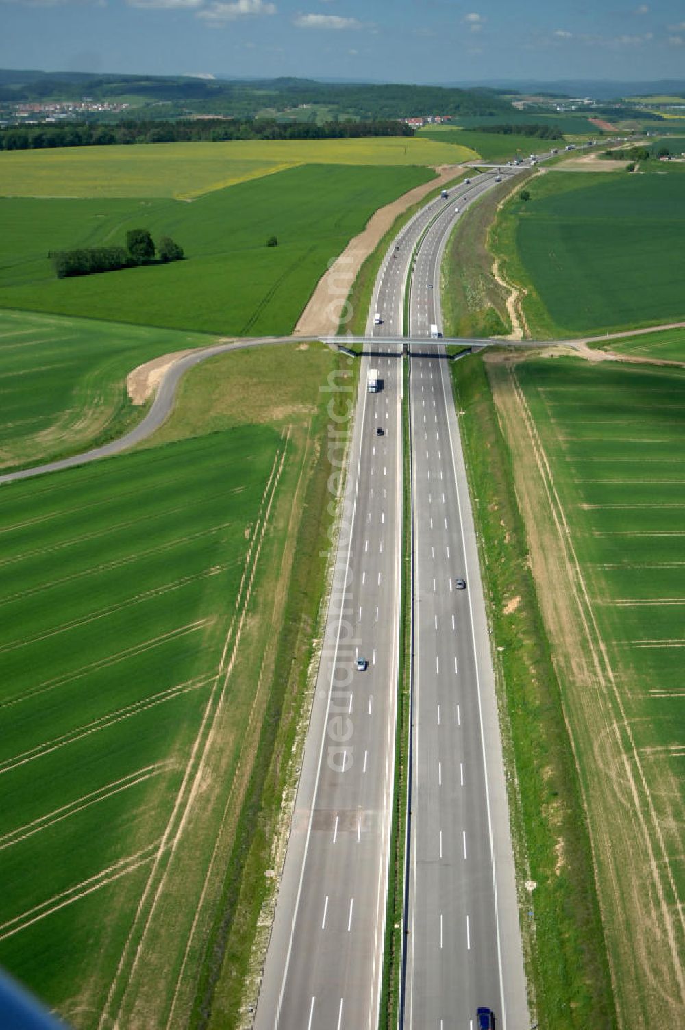 Hötzelsroda from the bird's eye view: Blick auf den neuen E40 / A4 - Autobahnverlauf in Thüringen nach der Verkehrsfreigabe. Durchgeführt werden die im Zuge dieses Projektes notwendigen Arbeiten unter an derem von EUROVIA Verkehrsbau Union sowie der Niederlassungen Abbruch und Erdbau, Betonstraßenbau, Ingenieurbau und TECO Schallschutz der EUROVIA Beton sowie der DEGES. View of the new A4 motorway course E40 / A4 near Hötzelsroda in thuringia