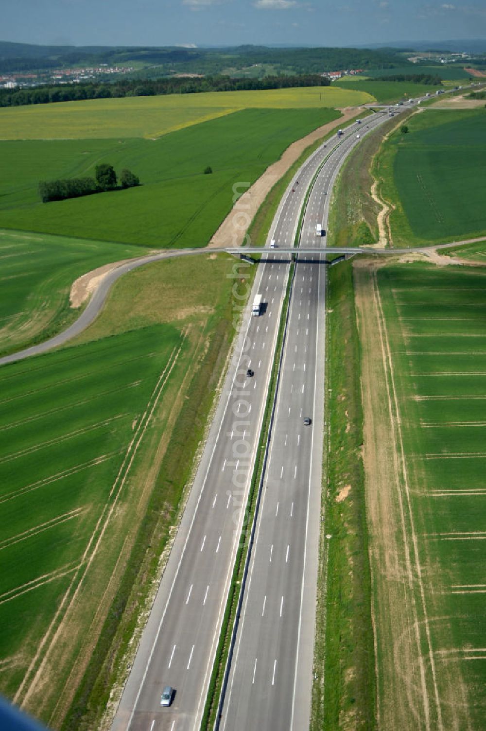 Aerial image Hötzelsroda - Blick auf den neuen E40 / A4 - Autobahnverlauf in Thüringen nach der Verkehrsfreigabe. Durchgeführt werden die im Zuge dieses Projektes notwendigen Arbeiten unter an derem von EUROVIA Verkehrsbau Union sowie der Niederlassungen Abbruch und Erdbau, Betonstraßenbau, Ingenieurbau und TECO Schallschutz der EUROVIA Beton sowie der DEGES. View of the new A4 motorway course E40 / A4 near Hötzelsroda in thuringia