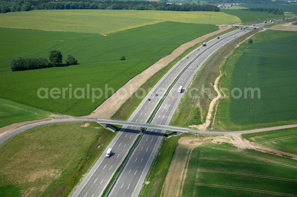 Aerial photograph Hötzelsroda - Blick auf den neuen E40 / A4 - Autobahnverlauf in Thüringen nach der Verkehrsfreigabe. Durchgeführt werden die im Zuge dieses Projektes notwendigen Arbeiten unter an derem von EUROVIA Verkehrsbau Union sowie der Niederlassungen Abbruch und Erdbau, Betonstraßenbau, Ingenieurbau und TECO Schallschutz der EUROVIA Beton sowie der DEGES. View of the new A4 motorway course E40 / A4 near Hötzelsroda in thuringia