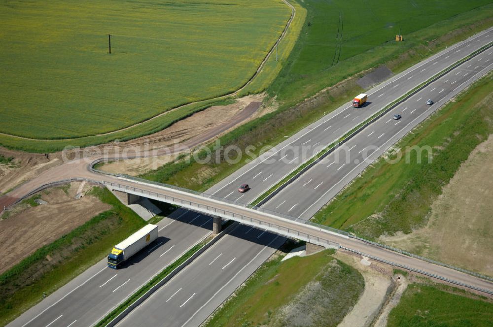 Hötzelsroda from above - Blick auf den neuen E40 / A4 - Autobahnverlauf in Thüringen nach der Verkehrsfreigabe. Durchgeführt werden die im Zuge dieses Projektes notwendigen Arbeiten unter an derem von EUROVIA Verkehrsbau Union sowie der Niederlassungen Abbruch und Erdbau, Betonstraßenbau, Ingenieurbau und TECO Schallschutz der EUROVIA Beton sowie der DEGES. View of the new A4 motorway course E40 / A4 near Hötzelsroda in thuringia