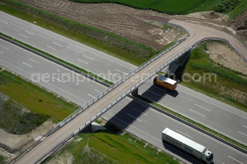 Hötzelsroda from the bird's eye view: Blick auf den neuen E40 / A4 - Autobahnverlauf in Thüringen nach der Verkehrsfreigabe. Durchgeführt werden die im Zuge dieses Projektes notwendigen Arbeiten unter an derem von EUROVIA Verkehrsbau Union sowie der Niederlassungen Abbruch und Erdbau, Betonstraßenbau, Ingenieurbau und TECO Schallschutz der EUROVIA Beton sowie der DEGES. View of the new A4 motorway course E40 / A4 near Hötzelsroda in thuringia