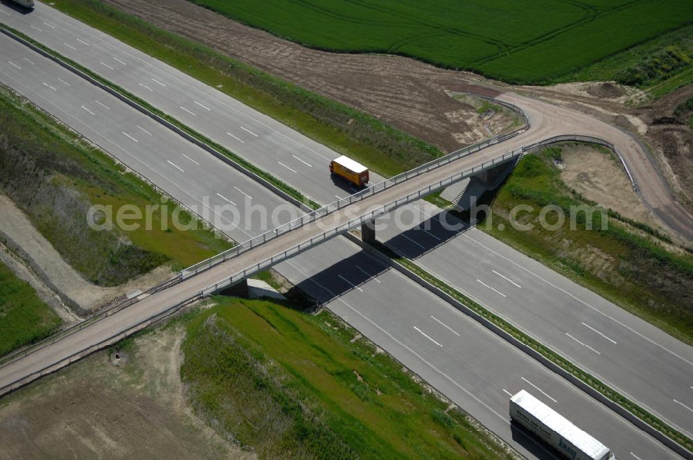 Aerial image Hötzelsroda - Blick auf den neuen E40 / A4 - Autobahnverlauf in Thüringen nach der Verkehrsfreigabe. Durchgeführt werden die im Zuge dieses Projektes notwendigen Arbeiten unter an derem von EUROVIA Verkehrsbau Union sowie der Niederlassungen Abbruch und Erdbau, Betonstraßenbau, Ingenieurbau und TECO Schallschutz der EUROVIA Beton sowie der DEGES. View of the new A4 motorway course E40 / A4 near Hötzelsroda in thuringia