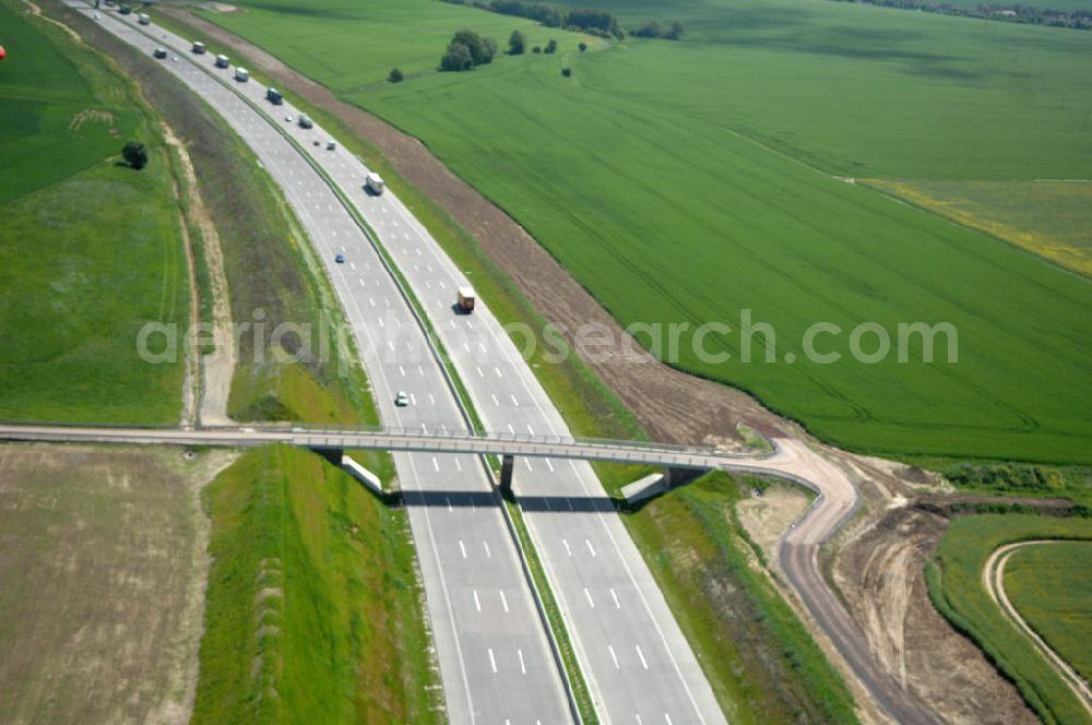 Hötzelsroda from above - Blick auf den neuen E40 / A4 - Autobahnverlauf in Thüringen nach der Verkehrsfreigabe. Durchgeführt werden die im Zuge dieses Projektes notwendigen Arbeiten unter an derem von EUROVIA Verkehrsbau Union sowie der Niederlassungen Abbruch und Erdbau, Betonstraßenbau, Ingenieurbau und TECO Schallschutz der EUROVIA Beton sowie der DEGES. View of the new A4 motorway course E40 / A4 near Hötzelsroda in thuringia