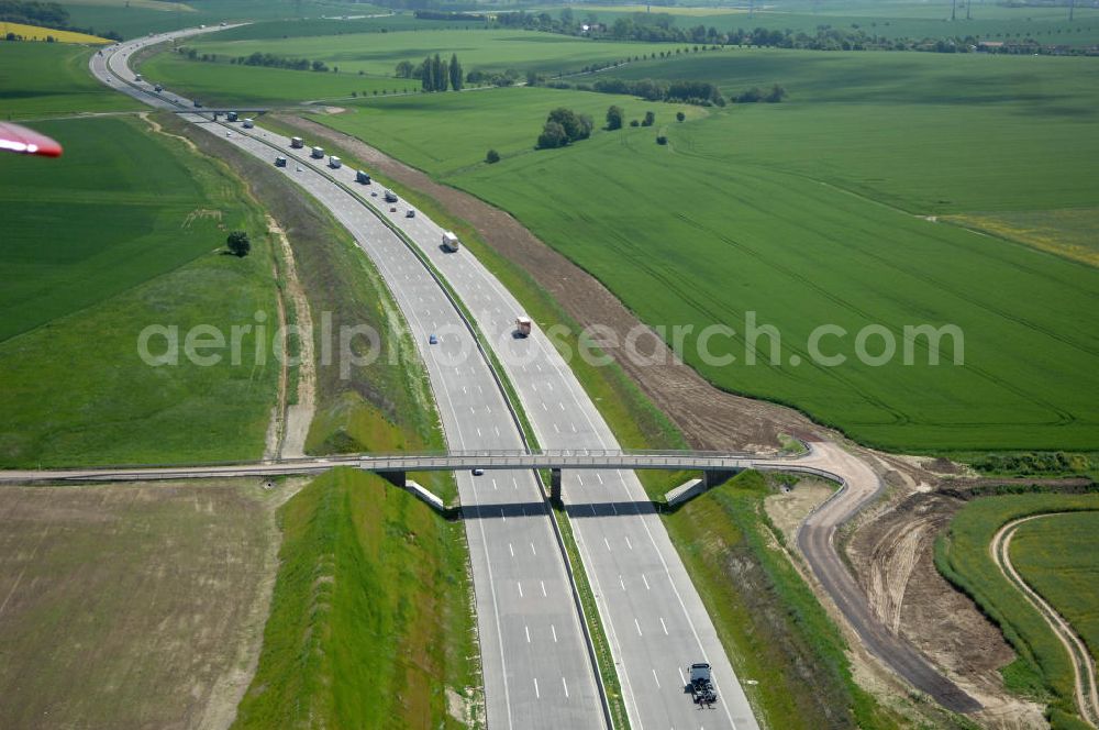 Hötzelsroda from the bird's eye view: Blick auf den neuen E40 / A4 - Autobahnverlauf in Thüringen nach der Verkehrsfreigabe. Durchgeführt werden die im Zuge dieses Projektes notwendigen Arbeiten unter an derem von EUROVIA Verkehrsbau Union sowie der Niederlassungen Abbruch und Erdbau, Betonstraßenbau, Ingenieurbau und TECO Schallschutz der EUROVIA Beton sowie der DEGES. View of the new A4 motorway course E40 / A4 near Hötzelsroda in thuringia