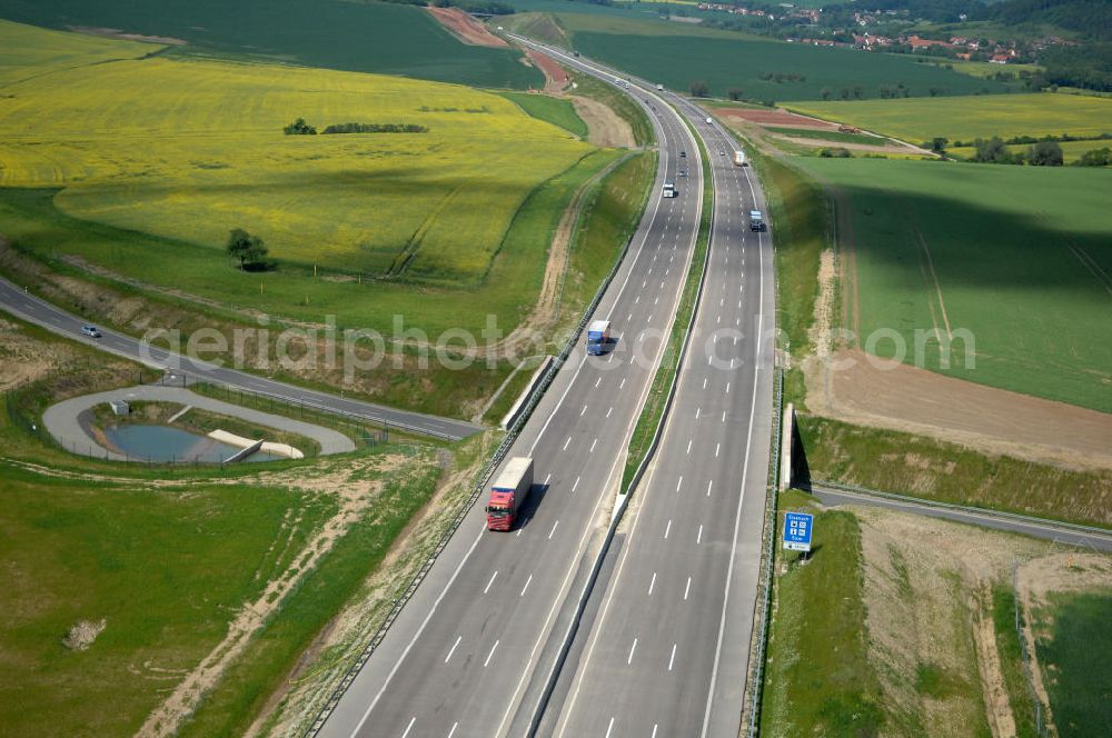 Aerial image Hötzelsroda - Blick auf den neuen E40 / A4 - Autobahnverlauf in Thüringen nach der Verkehrsfreigabe. Durchgeführt werden die im Zuge dieses Projektes notwendigen Arbeiten unter an derem von EUROVIA Verkehrsbau Union sowie der Niederlassungen Abbruch und Erdbau, Betonstraßenbau, Ingenieurbau und TECO Schallschutz der EUROVIA Beton sowie der DEGES. View of the new A4 motorway course E40 / A4 near Hötzelsroda in thuringia