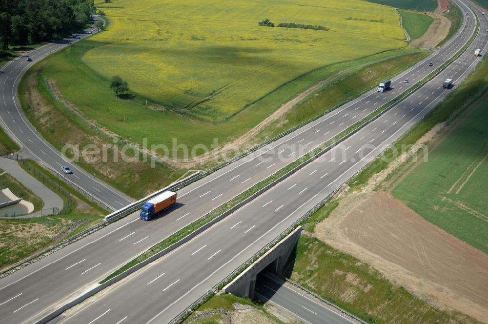 Aerial photograph Hötzelsroda - Blick auf den neuen E40 / A4 - Autobahnverlauf in Thüringen nach der Verkehrsfreigabe. Durchgeführt werden die im Zuge dieses Projektes notwendigen Arbeiten unter an derem von EUROVIA Verkehrsbau Union sowie der Niederlassungen Abbruch und Erdbau, Betonstraßenbau, Ingenieurbau und TECO Schallschutz der EUROVIA Beton sowie der DEGES. View of the new A4 motorway course E40 / A4 near Hötzelsroda in thuringia