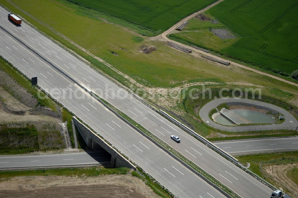 Hötzelsroda from above - Blick auf den neuen E40 / A4 - Autobahnverlauf in Thüringen nach der Verkehrsfreigabe. Durchgeführt werden die im Zuge dieses Projektes notwendigen Arbeiten unter an derem von EUROVIA Verkehrsbau Union sowie der Niederlassungen Abbruch und Erdbau, Betonstraßenbau, Ingenieurbau und TECO Schallschutz der EUROVIA Beton sowie der DEGES. View of the new A4 motorway course E40 / A4 near Hötzelsroda in thuringia