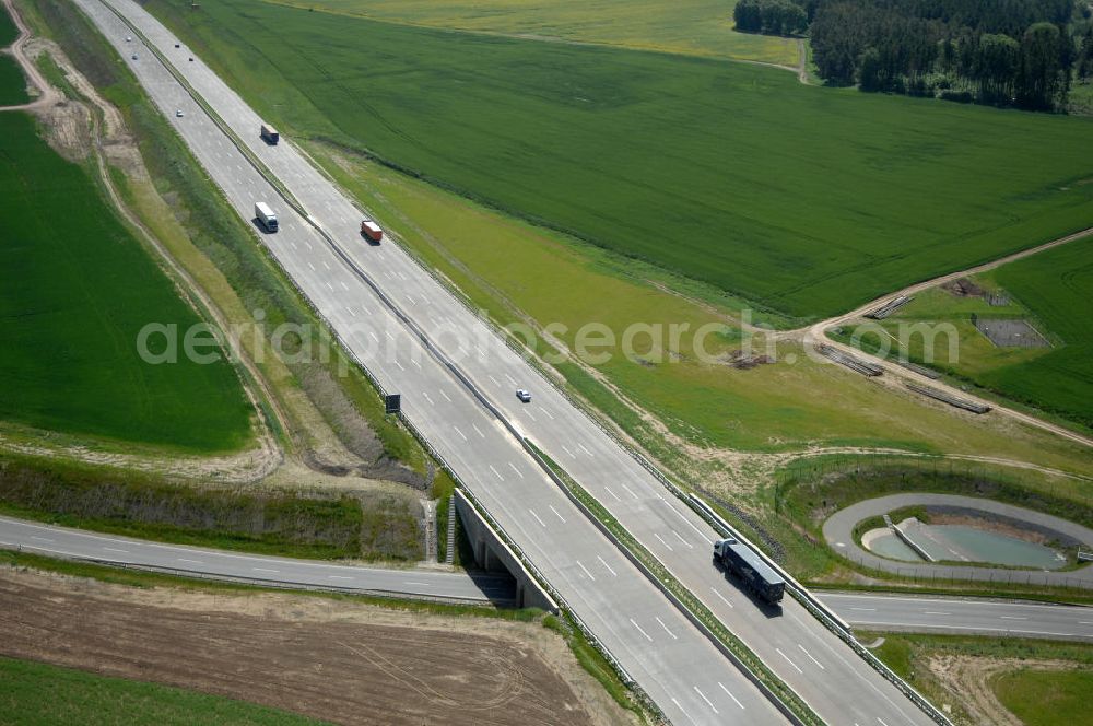 Hötzelsroda from the bird's eye view: Blick auf den neuen E40 / A4 - Autobahnverlauf in Thüringen nach der Verkehrsfreigabe. Durchgeführt werden die im Zuge dieses Projektes notwendigen Arbeiten unter an derem von EUROVIA Verkehrsbau Union sowie der Niederlassungen Abbruch und Erdbau, Betonstraßenbau, Ingenieurbau und TECO Schallschutz der EUROVIA Beton sowie der DEGES. View of the new A4 motorway course E40 / A4 near Hötzelsroda in thuringia