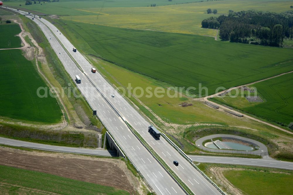 Aerial image Hötzelsroda - Blick auf den neuen E40 / A4 - Autobahnverlauf in Thüringen nach der Verkehrsfreigabe. Durchgeführt werden die im Zuge dieses Projektes notwendigen Arbeiten unter an derem von EUROVIA Verkehrsbau Union sowie der Niederlassungen Abbruch und Erdbau, Betonstraßenbau, Ingenieurbau und TECO Schallschutz der EUROVIA Beton sowie der DEGES. View of the new A4 motorway course E40 / A4 near Hötzelsroda in thuringia