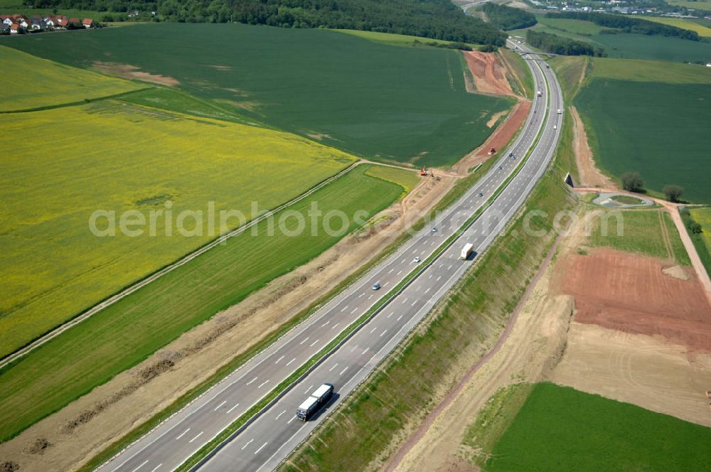 Aerial photograph Hötzelsroda - Blick auf den neuen E40 / A4 - Autobahnverlauf in Thüringen nach der Verkehrsfreigabe. Durchgeführt werden die im Zuge dieses Projektes notwendigen Arbeiten unter an derem von EUROVIA Verkehrsbau Union sowie der Niederlassungen Abbruch und Erdbau, Betonstraßenbau, Ingenieurbau und TECO Schallschutz der EUROVIA Beton sowie der DEGES. View of the new A4 motorway course E40 / A4 near Hötzelsroda in thuringia