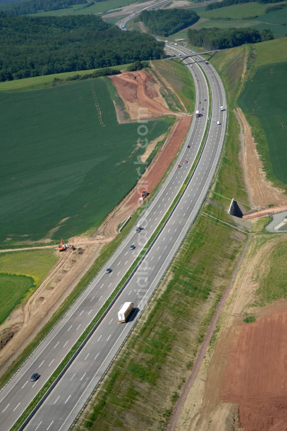 Hötzelsroda from above - Blick auf den neuen E40 / A4 - Autobahnverlauf in Thüringen nach der Verkehrsfreigabe. Durchgeführt werden die im Zuge dieses Projektes notwendigen Arbeiten unter an derem von EUROVIA Verkehrsbau Union sowie der Niederlassungen Abbruch und Erdbau, Betonstraßenbau, Ingenieurbau und TECO Schallschutz der EUROVIA Beton sowie der DEGES. View of the new A4 motorway course E40 / A4 near Hötzelsroda in thuringia