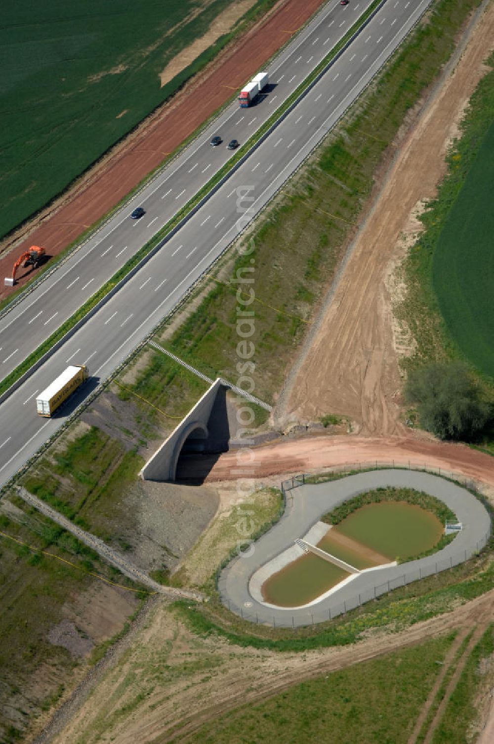 Hötzelsroda from the bird's eye view: Blick auf den neuen E40 / A4 - Autobahnverlauf in Thüringen nach der Verkehrsfreigabe. Durchgeführt werden die im Zuge dieses Projektes notwendigen Arbeiten unter an derem von EUROVIA Verkehrsbau Union sowie der Niederlassungen Abbruch und Erdbau, Betonstraßenbau, Ingenieurbau und TECO Schallschutz der EUROVIA Beton sowie der DEGES. View of the new A4 motorway course E40 / A4 near Hötzelsroda in thuringia