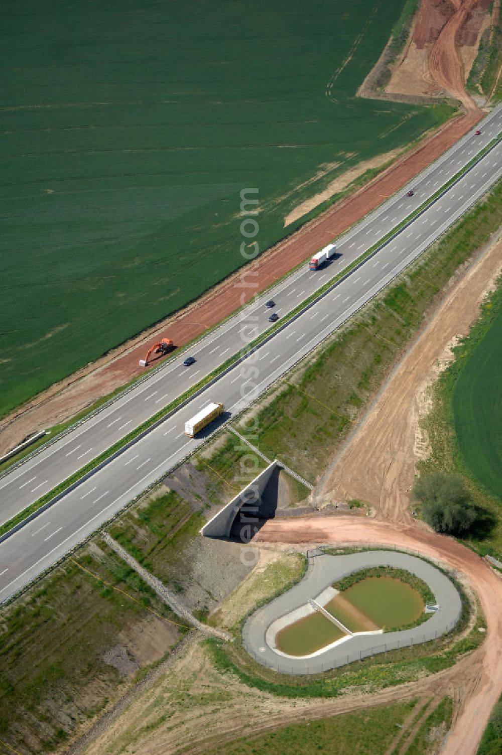 Aerial image Hötzelsroda - Blick auf den neuen E40 / A4 - Autobahnverlauf in Thüringen nach der Verkehrsfreigabe. Durchgeführt werden die im Zuge dieses Projektes notwendigen Arbeiten unter an derem von EUROVIA Verkehrsbau Union sowie der Niederlassungen Abbruch und Erdbau, Betonstraßenbau, Ingenieurbau und TECO Schallschutz der EUROVIA Beton sowie der DEGES. View of the new A4 motorway course E40 / A4 near Hötzelsroda in thuringia