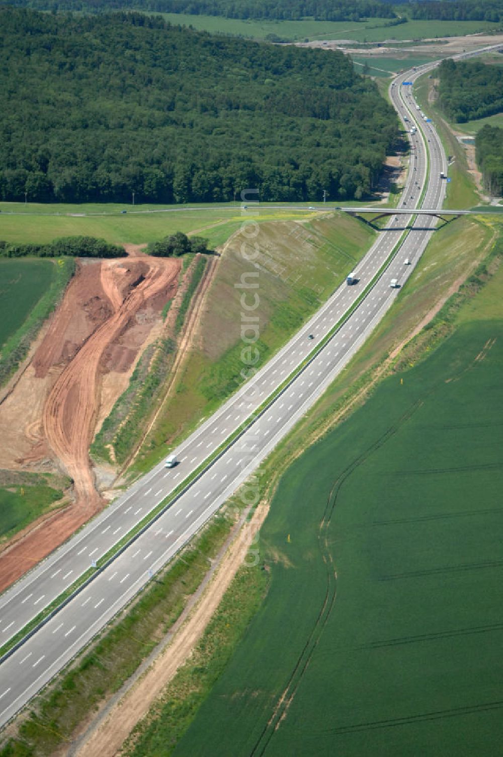 Aerial photograph Hötzelsroda - Blick auf den neuen E40 / A4 - Autobahnverlauf in Thüringen nach der Verkehrsfreigabe. Durchgeführt werden die im Zuge dieses Projektes notwendigen Arbeiten unter an derem von EUROVIA Verkehrsbau Union sowie der Niederlassungen Abbruch und Erdbau, Betonstraßenbau, Ingenieurbau und TECO Schallschutz der EUROVIA Beton sowie der DEGES. View of the new A4 motorway course E40 / A4 near Hötzelsroda in thuringia