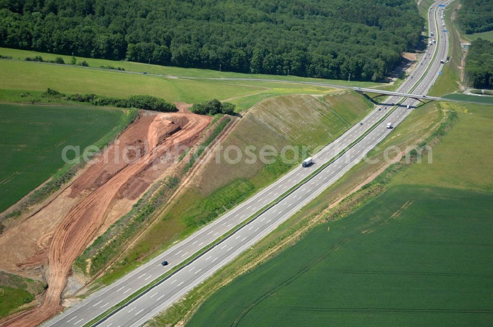 Hötzelsroda from above - Blick auf den neuen E40 / A4 - Autobahnverlauf in Thüringen nach der Verkehrsfreigabe. Durchgeführt werden die im Zuge dieses Projektes notwendigen Arbeiten unter an derem von EUROVIA Verkehrsbau Union sowie der Niederlassungen Abbruch und Erdbau, Betonstraßenbau, Ingenieurbau und TECO Schallschutz der EUROVIA Beton sowie der DEGES. View of the new A4 motorway course E40 / A4 near Hötzelsroda in thuringia