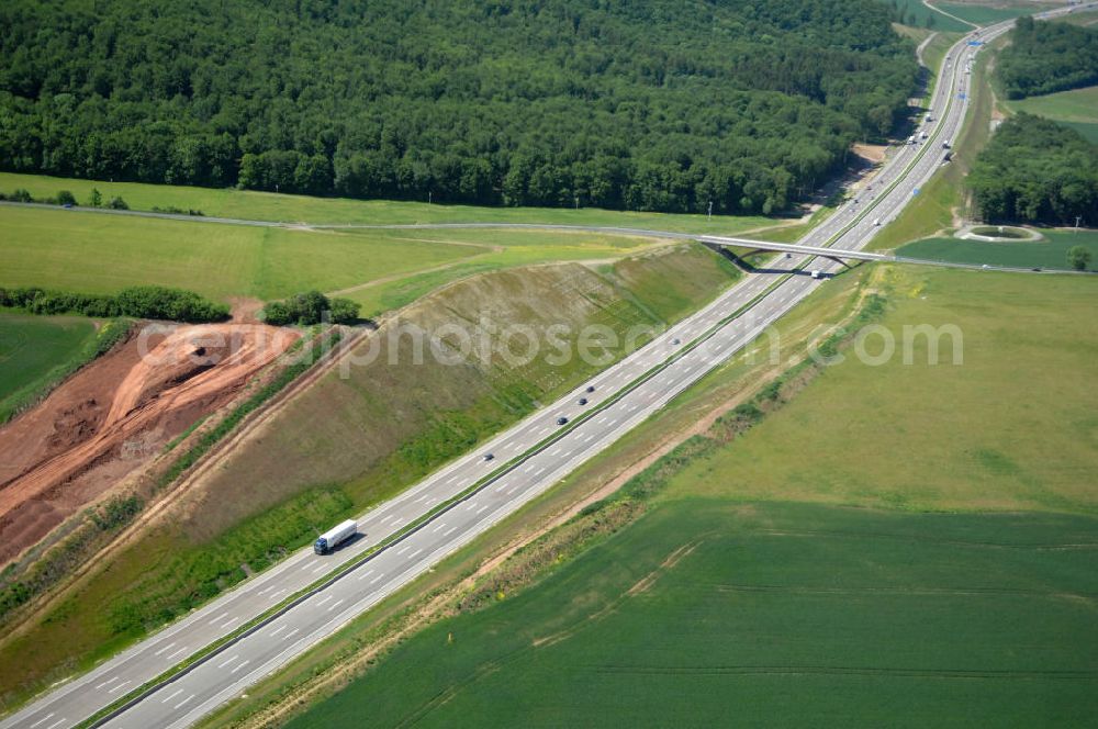 Hötzelsroda from the bird's eye view: Blick auf den neuen E40 / A4 - Autobahnverlauf in Thüringen nach der Verkehrsfreigabe. Durchgeführt werden die im Zuge dieses Projektes notwendigen Arbeiten unter an derem von EUROVIA Verkehrsbau Union sowie der Niederlassungen Abbruch und Erdbau, Betonstraßenbau, Ingenieurbau und TECO Schallschutz der EUROVIA Beton sowie der DEGES. View of the new A4 motorway course E40 / A4 near Hötzelsroda in thuringia