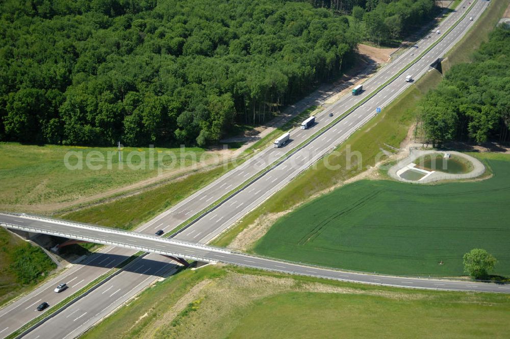 Aerial image Hötzelsroda - Blick auf den neuen E40 / A4 - Autobahnverlauf in Thüringen nach der Verkehrsfreigabe. Durchgeführt werden die im Zuge dieses Projektes notwendigen Arbeiten unter an derem von EUROVIA Verkehrsbau Union sowie der Niederlassungen Abbruch und Erdbau, Betonstraßenbau, Ingenieurbau und TECO Schallschutz der EUROVIA Beton sowie der DEGES. View of the new A4 motorway course E40 / A4 near Hötzelsroda in thuringia