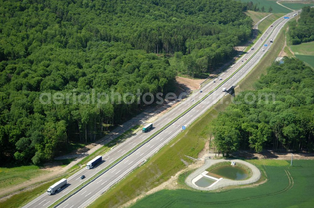 Aerial photograph Hötzelsroda - Blick auf den neuen E40 / A4 - Autobahnverlauf in Thüringen nach der Verkehrsfreigabe. Durchgeführt werden die im Zuge dieses Projektes notwendigen Arbeiten unter an derem von EUROVIA Verkehrsbau Union sowie der Niederlassungen Abbruch und Erdbau, Betonstraßenbau, Ingenieurbau und TECO Schallschutz der EUROVIA Beton sowie der DEGES. View of the new A4 motorway course E40 / A4 near Hötzelsroda in thuringia