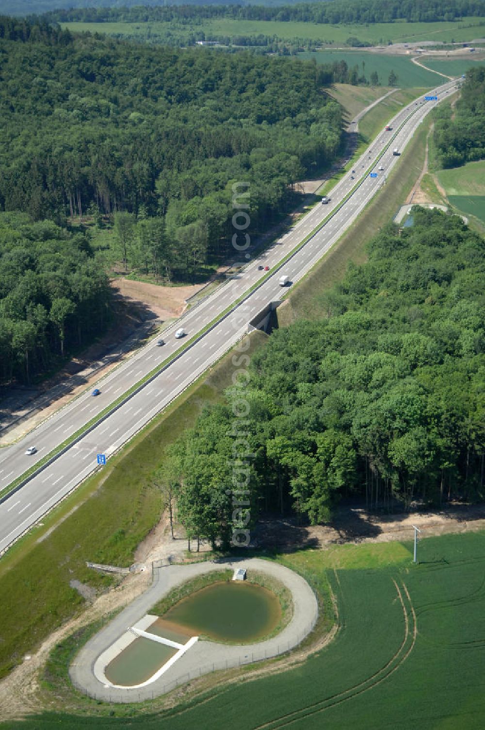 Hötzelsroda from above - Blick auf den neuen E40 / A4 - Autobahnverlauf in Thüringen nach der Verkehrsfreigabe. Durchgeführt werden die im Zuge dieses Projektes notwendigen Arbeiten unter an derem von EUROVIA Verkehrsbau Union sowie der Niederlassungen Abbruch und Erdbau, Betonstraßenbau, Ingenieurbau und TECO Schallschutz der EUROVIA Beton sowie der DEGES. View of the new A4 motorway course E40 / A4 near Hötzelsroda in thuringia