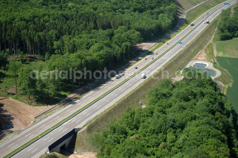 Hötzelsroda from the bird's eye view: Blick auf den neuen E40 / A4 - Autobahnverlauf in Thüringen nach der Verkehrsfreigabe. Durchgeführt werden die im Zuge dieses Projektes notwendigen Arbeiten unter an derem von EUROVIA Verkehrsbau Union sowie der Niederlassungen Abbruch und Erdbau, Betonstraßenbau, Ingenieurbau und TECO Schallschutz der EUROVIA Beton sowie der DEGES. View of the new A4 motorway course E40 / A4 near Hötzelsroda in thuringia