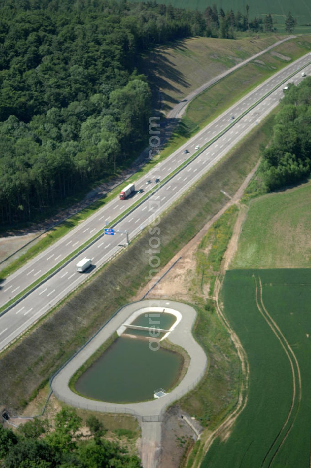 Aerial image Hötzelsroda - Blick auf den neuen E40 / A4 - Autobahnverlauf in Thüringen nach der Verkehrsfreigabe. Durchgeführt werden die im Zuge dieses Projektes notwendigen Arbeiten unter an derem von EUROVIA Verkehrsbau Union sowie der Niederlassungen Abbruch und Erdbau, Betonstraßenbau, Ingenieurbau und TECO Schallschutz der EUROVIA Beton sowie der DEGES. View of the new A4 motorway course E40 / A4 near Hötzelsroda in thuringia