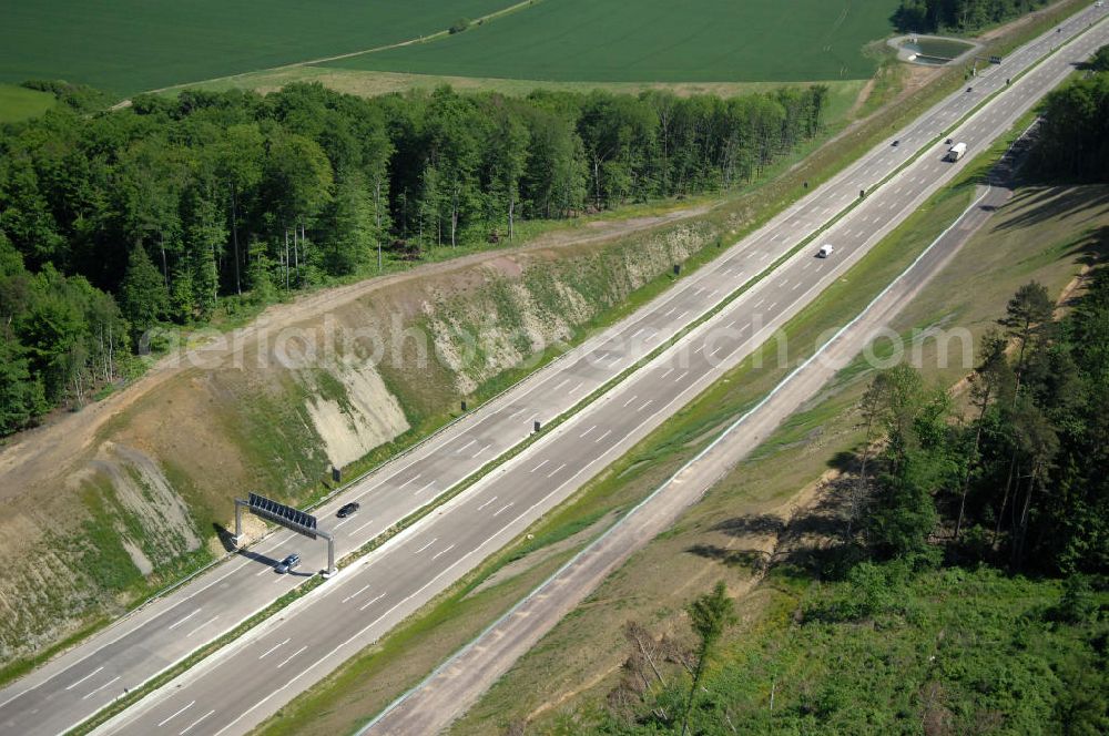 Aerial photograph Hötzelsroda - Blick auf den neuen E40 / A4 - Autobahnverlauf in Thüringen nach der Verkehrsfreigabe. Durchgeführt werden die im Zuge dieses Projektes notwendigen Arbeiten unter an derem von EUROVIA Verkehrsbau Union sowie der Niederlassungen Abbruch und Erdbau, Betonstraßenbau, Ingenieurbau und TECO Schallschutz der EUROVIA Beton sowie der DEGES. View of the new A4 motorway course E40 / A4 near Hötzelsroda in thuringia