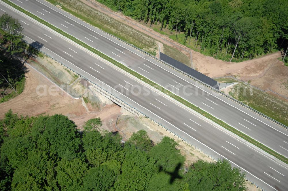 Hötzelsroda from above - Blick auf den neuen E40 / A4 - Autobahnverlauf in Thüringen nach der Verkehrsfreigabe. Durchgeführt werden die im Zuge dieses Projektes notwendigen Arbeiten unter an derem von EUROVIA Verkehrsbau Union sowie der Niederlassungen Abbruch und Erdbau, Betonstraßenbau, Ingenieurbau und TECO Schallschutz der EUROVIA Beton sowie der DEGES. View of the new A4 motorway course E40 / A4 near Hötzelsroda in thuringia