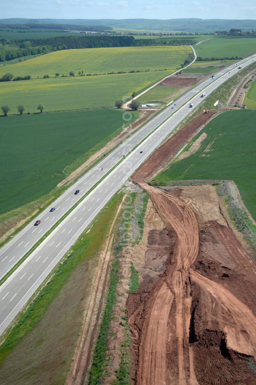 Hötzelsroda from the bird's eye view: Blick auf den neuen E40 / A4 - Autobahnverlauf in Thüringen nach der Verkehrsfreigabe. Durchgeführt werden die im Zuge dieses Projektes notwendigen Arbeiten unter an derem von EUROVIA Verkehrsbau Union sowie der Niederlassungen Abbruch und Erdbau, Betonstraßenbau, Ingenieurbau und TECO Schallschutz der EUROVIA Beton sowie der DEGES. View of the new A4 motorway course E40 / A4 near Hötzelsroda in thuringia