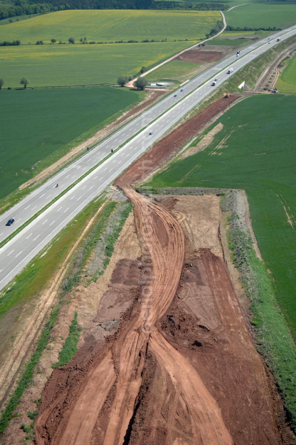 Aerial image Hötzelsroda - Blick auf den neuen E40 / A4 - Autobahnverlauf in Thüringen nach der Verkehrsfreigabe. Durchgeführt werden die im Zuge dieses Projektes notwendigen Arbeiten unter an derem von EUROVIA Verkehrsbau Union sowie der Niederlassungen Abbruch und Erdbau, Betonstraßenbau, Ingenieurbau und TECO Schallschutz der EUROVIA Beton sowie der DEGES. View of the new A4 motorway course E40 / A4 near Hötzelsroda in thuringia