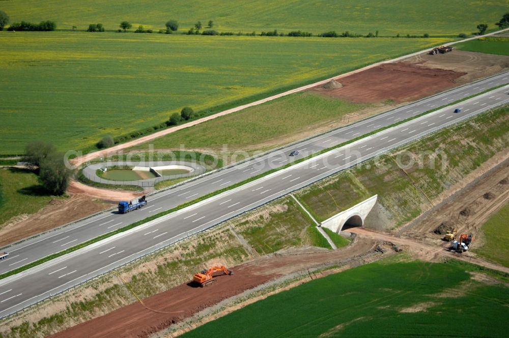 Aerial photograph Hötzelsroda - Blick auf den neuen E40 / A4 - Autobahnverlauf in Thüringen nach der Verkehrsfreigabe. Durchgeführt werden die im Zuge dieses Projektes notwendigen Arbeiten unter an derem von EUROVIA Verkehrsbau Union sowie der Niederlassungen Abbruch und Erdbau, Betonstraßenbau, Ingenieurbau und TECO Schallschutz der EUROVIA Beton sowie der DEGES. View of the new A4 motorway course E40 / A4 near Hötzelsroda in thuringia