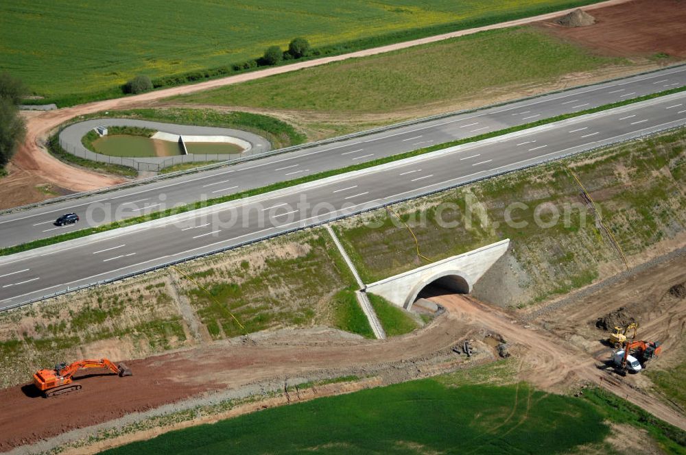 Hötzelsroda from above - Blick auf den neuen E40 / A4 - Autobahnverlauf in Thüringen nach der Verkehrsfreigabe. Durchgeführt werden die im Zuge dieses Projektes notwendigen Arbeiten unter an derem von EUROVIA Verkehrsbau Union sowie der Niederlassungen Abbruch und Erdbau, Betonstraßenbau, Ingenieurbau und TECO Schallschutz der EUROVIA Beton sowie der DEGES. View of the new A4 motorway course E40 / A4 near Hötzelsroda in thuringia