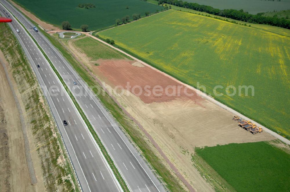 Hötzelsroda from the bird's eye view: Blick auf den neuen E40 / A4 - Autobahnverlauf in Thüringen nach der Verkehrsfreigabe. Durchgeführt werden die im Zuge dieses Projektes notwendigen Arbeiten unter an derem von EUROVIA Verkehrsbau Union sowie der Niederlassungen Abbruch und Erdbau, Betonstraßenbau, Ingenieurbau und TECO Schallschutz der EUROVIA Beton sowie der DEGES. View of the new A4 motorway course E40 / A4 near Hötzelsroda in thuringia