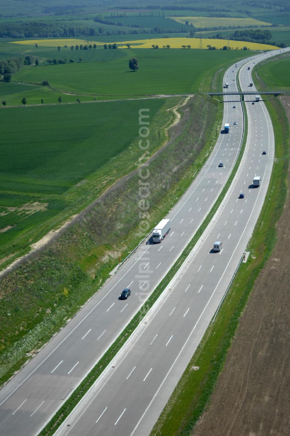 Hötzelsroda from above - Blick auf den neuen E40 / A4 - Autobahnverlauf in Thüringen nach der Verkehrsfreigabe. Durchgeführt werden die im Zuge dieses Projektes notwendigen Arbeiten unter an derem von EUROVIA Verkehrsbau Union sowie der Niederlassungen Abbruch und Erdbau, Betonstraßenbau, Ingenieurbau und TECO Schallschutz der EUROVIA Beton sowie der DEGES. View of the new A4 motorway course E40 / A4 near Hötzelsroda in thuringia