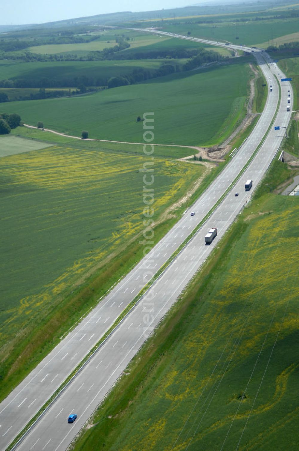 Hötzelsroda from the bird's eye view: Blick auf den neuen E40 / A4 - Autobahnverlauf in Thüringen nach der Verkehrsfreigabe. Durchgeführt werden die im Zuge dieses Projektes notwendigen Arbeiten unter an derem von EUROVIA Verkehrsbau Union sowie der Niederlassungen Abbruch und Erdbau, Betonstraßenbau, Ingenieurbau und TECO Schallschutz der EUROVIA Beton sowie der DEGES. View of the new A4 motorway course E40 / A4 near Hötzelsroda in thuringia