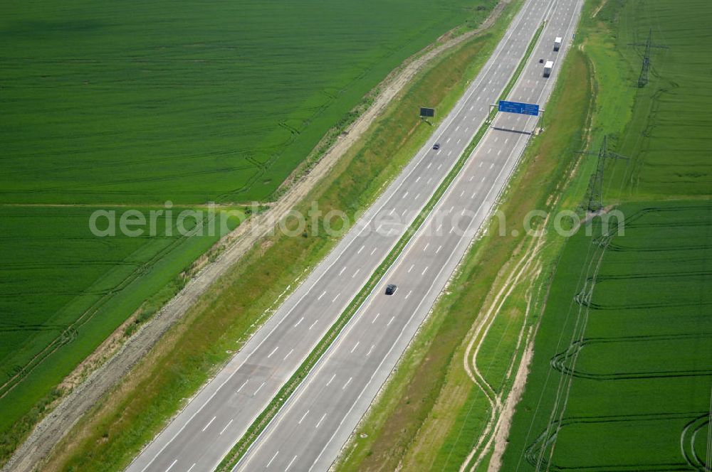 Aerial image Hötzelsroda - Blick auf den neuen E40 / A4 - Autobahnverlauf in Thüringen nach der Verkehrsfreigabe. Durchgeführt werden die im Zuge dieses Projektes notwendigen Arbeiten unter an derem von EUROVIA Verkehrsbau Union sowie der Niederlassungen Abbruch und Erdbau, Betonstraßenbau, Ingenieurbau und TECO Schallschutz der EUROVIA Beton sowie der DEGES. View of the new A4 motorway course E40 / A4 near Hötzelsroda in thuringia