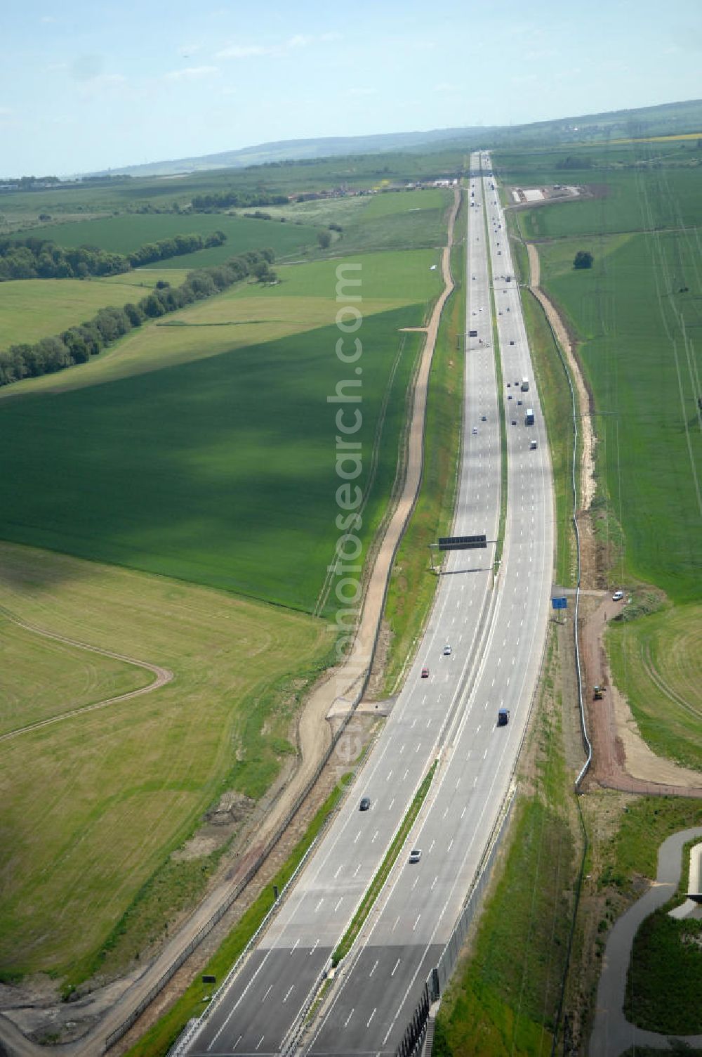 Aerial photograph Hötzelsroda - Blick auf den neuen E40 / A4 - Autobahnverlauf in Thüringen nach der Verkehrsfreigabe. Durchgeführt werden die im Zuge dieses Projektes notwendigen Arbeiten unter an derem von EUROVIA Verkehrsbau Union sowie der Niederlassungen Abbruch und Erdbau, Betonstraßenbau, Ingenieurbau und TECO Schallschutz der EUROVIA Beton sowie der DEGES. View of the new A4 motorway course E40 / A4 near Hötzelsroda in thuringia