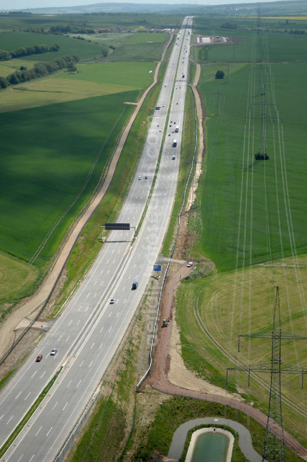 Hötzelsroda from above - Blick auf den neuen E40 / A4 - Autobahnverlauf in Thüringen nach der Verkehrsfreigabe. Durchgeführt werden die im Zuge dieses Projektes notwendigen Arbeiten unter an derem von EUROVIA Verkehrsbau Union sowie der Niederlassungen Abbruch und Erdbau, Betonstraßenbau, Ingenieurbau und TECO Schallschutz der EUROVIA Beton sowie der DEGES. View of the new A4 motorway course E40 / A4 near Hötzelsroda in thuringia