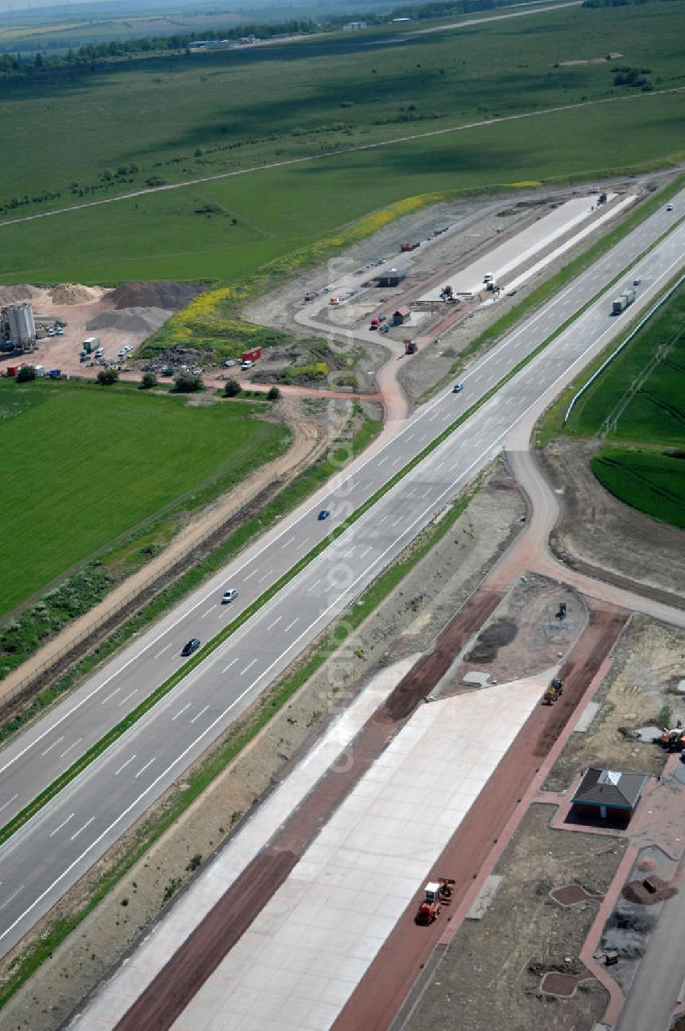 Hötzelsroda from the bird's eye view: Blick auf den neuen E40 / A4 - Autobahnverlauf in Thüringen nach der Verkehrsfreigabe. Durchgeführt werden die im Zuge dieses Projektes notwendigen Arbeiten unter an derem von EUROVIA Verkehrsbau Union sowie der Niederlassungen Abbruch und Erdbau, Betonstraßenbau, Ingenieurbau und TECO Schallschutz der EUROVIA Beton sowie der DEGES. View of the new A4 motorway course E40 / A4 near Hötzelsroda in thuringia