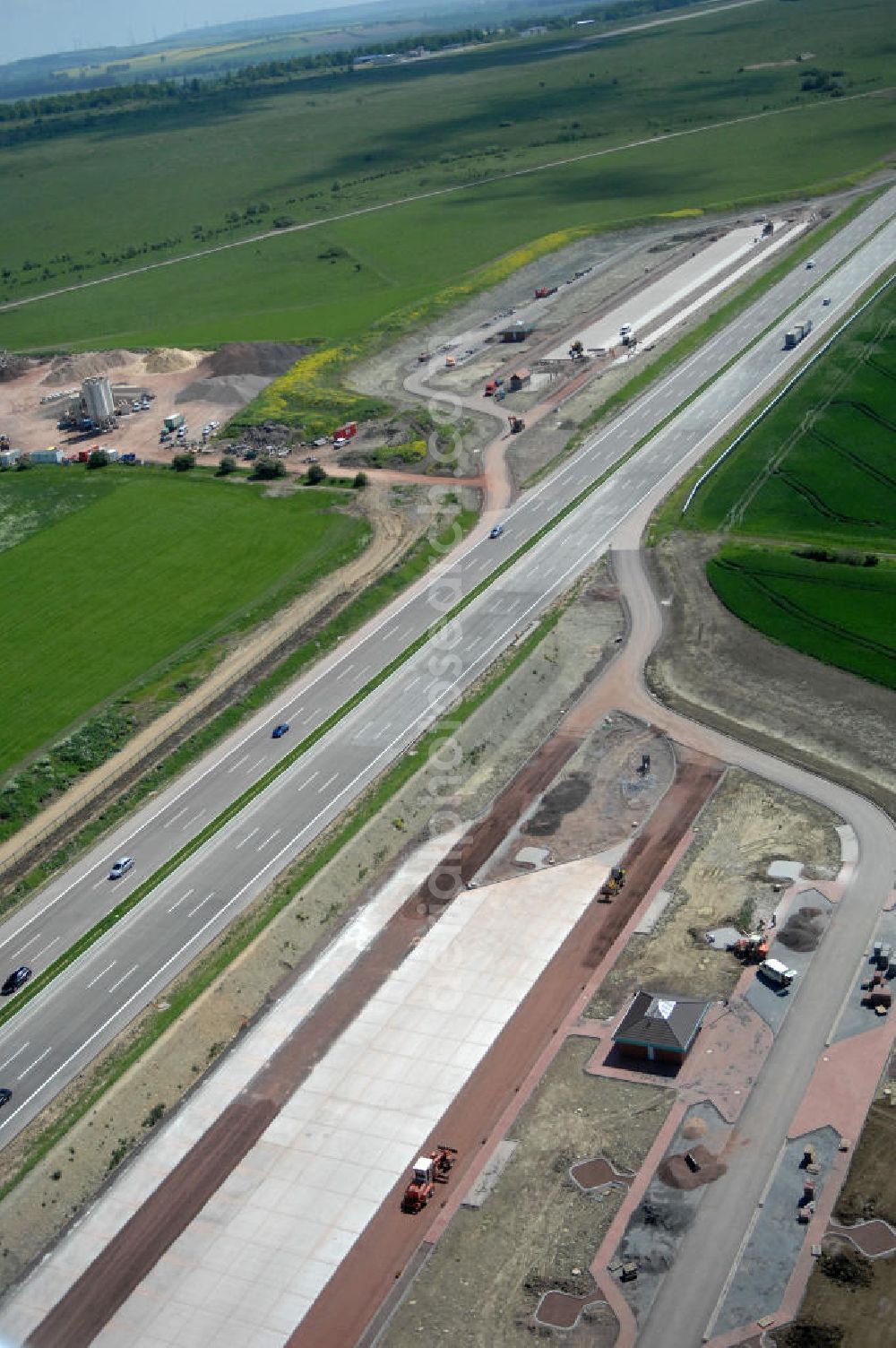 Aerial image Hötzelsroda - Blick auf den neuen E40 / A4 - Autobahnverlauf in Thüringen nach der Verkehrsfreigabe. Durchgeführt werden die im Zuge dieses Projektes notwendigen Arbeiten unter an derem von EUROVIA Verkehrsbau Union sowie der Niederlassungen Abbruch und Erdbau, Betonstraßenbau, Ingenieurbau und TECO Schallschutz der EUROVIA Beton sowie der DEGES. View of the new A4 motorway course E40 / A4 near Hötzelsroda in thuringia