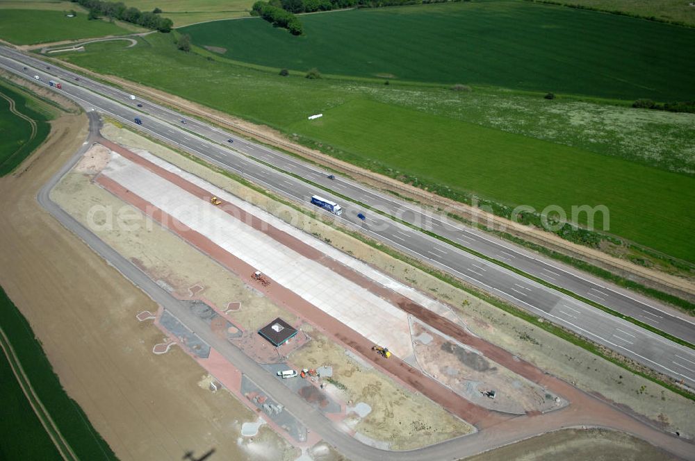 Aerial photograph Hötzelsroda - Blick auf den neuen E40 / A4 - Autobahnverlauf in Thüringen nach der Verkehrsfreigabe. Durchgeführt werden die im Zuge dieses Projektes notwendigen Arbeiten unter an derem von EUROVIA Verkehrsbau Union sowie der Niederlassungen Abbruch und Erdbau, Betonstraßenbau, Ingenieurbau und TECO Schallschutz der EUROVIA Beton sowie der DEGES. View of the new A4 motorway course E40 / A4 near Hötzelsroda in thuringia