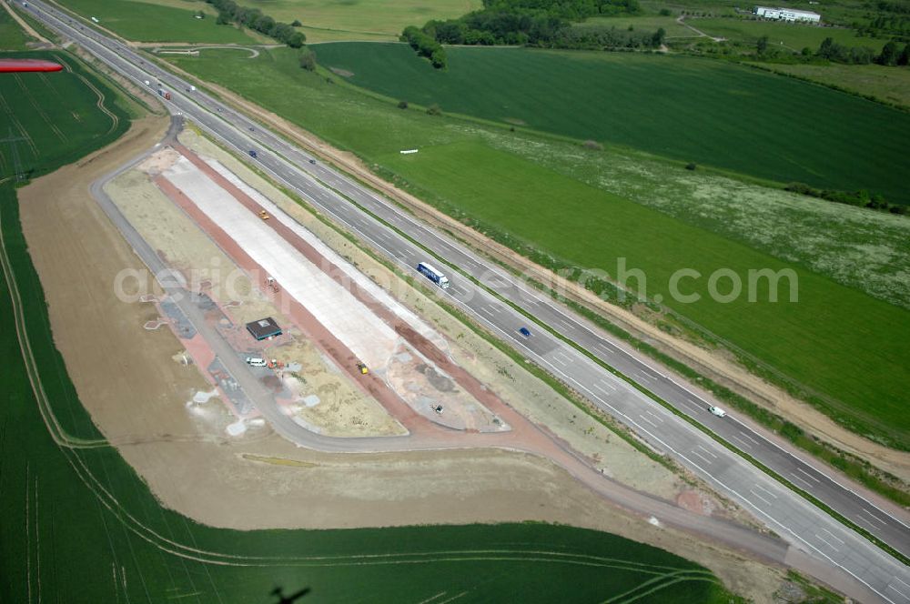 Hötzelsroda from above - Blick auf den neuen E40 / A4 - Autobahnverlauf in Thüringen nach der Verkehrsfreigabe. Durchgeführt werden die im Zuge dieses Projektes notwendigen Arbeiten unter an derem von EUROVIA Verkehrsbau Union sowie der Niederlassungen Abbruch und Erdbau, Betonstraßenbau, Ingenieurbau und TECO Schallschutz der EUROVIA Beton sowie der DEGES. View of the new A4 motorway course E40 / A4 near Hötzelsroda in thuringia