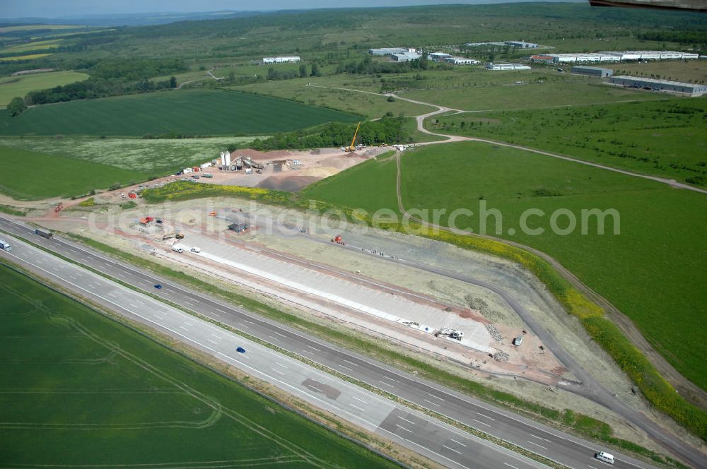 Hötzelsroda from the bird's eye view: Blick auf den neuen E40 / A4 - Autobahnverlauf in Thüringen nach der Verkehrsfreigabe. Durchgeführt werden die im Zuge dieses Projektes notwendigen Arbeiten unter an derem von EUROVIA Verkehrsbau Union sowie der Niederlassungen Abbruch und Erdbau, Betonstraßenbau, Ingenieurbau und TECO Schallschutz der EUROVIA Beton sowie der DEGES. View of the new A4 motorway course E40 / A4 near Hötzelsroda in thuringia