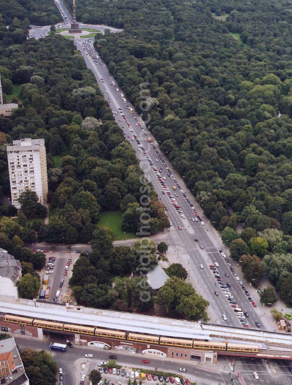 Aerial photograph Berlin - Neuer S-Bahnzug der Baureihe 481 (DWA-AG) im Berliner Stadtzentrum 18.09.1997