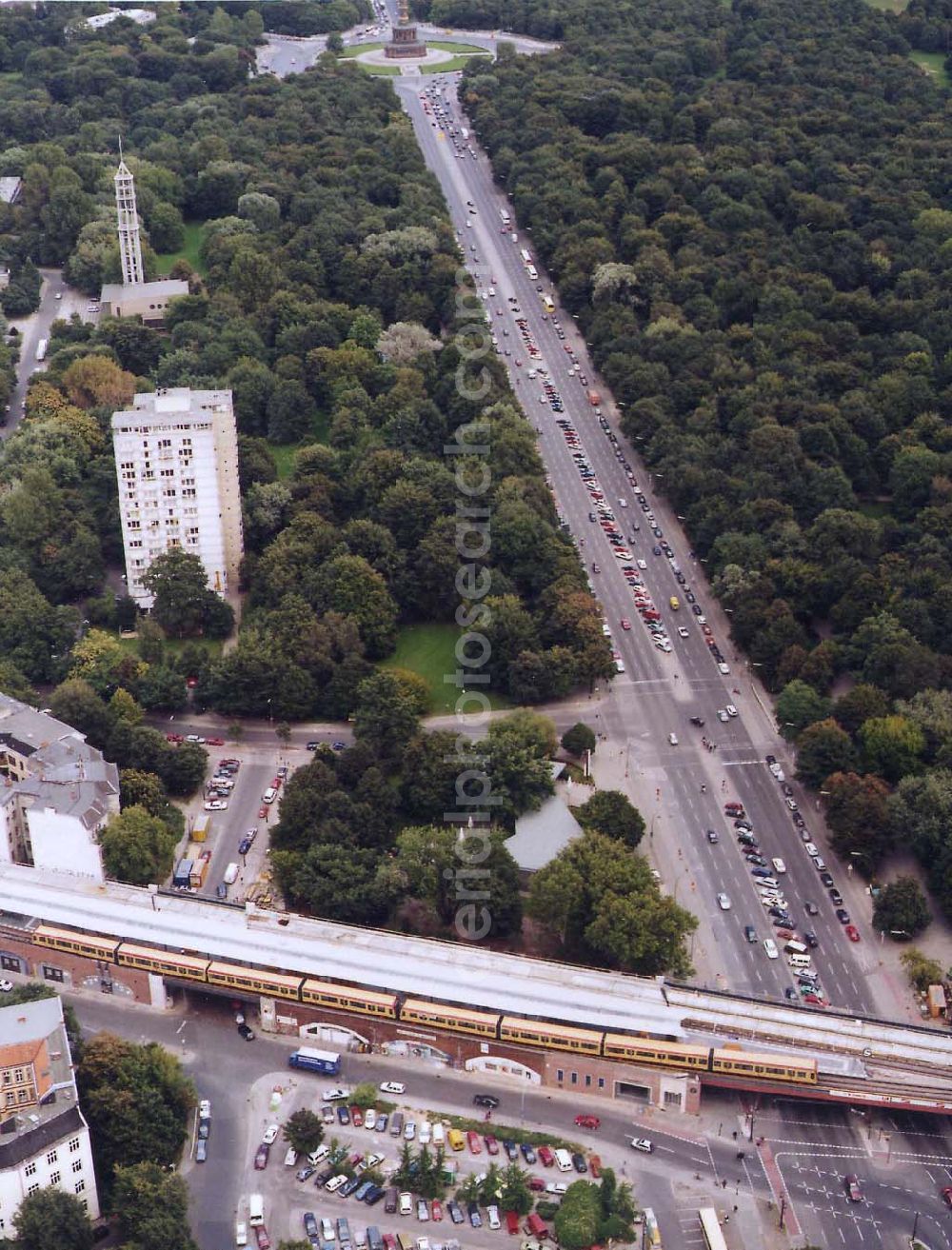 Berlin from the bird's eye view: Neuer S-Bahnzug der Baureihe 481 (DWA-AG) im Berliner Stadtzentrum 18.09.1997